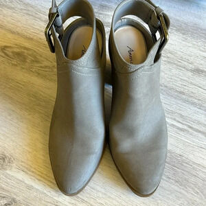 American Eagle Women’s 7 Gray Cut Out Block Heel Ankle Strap 4” Heel Booties